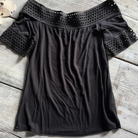 Montagner Tops - Elegant Black Off-Shoulder Top